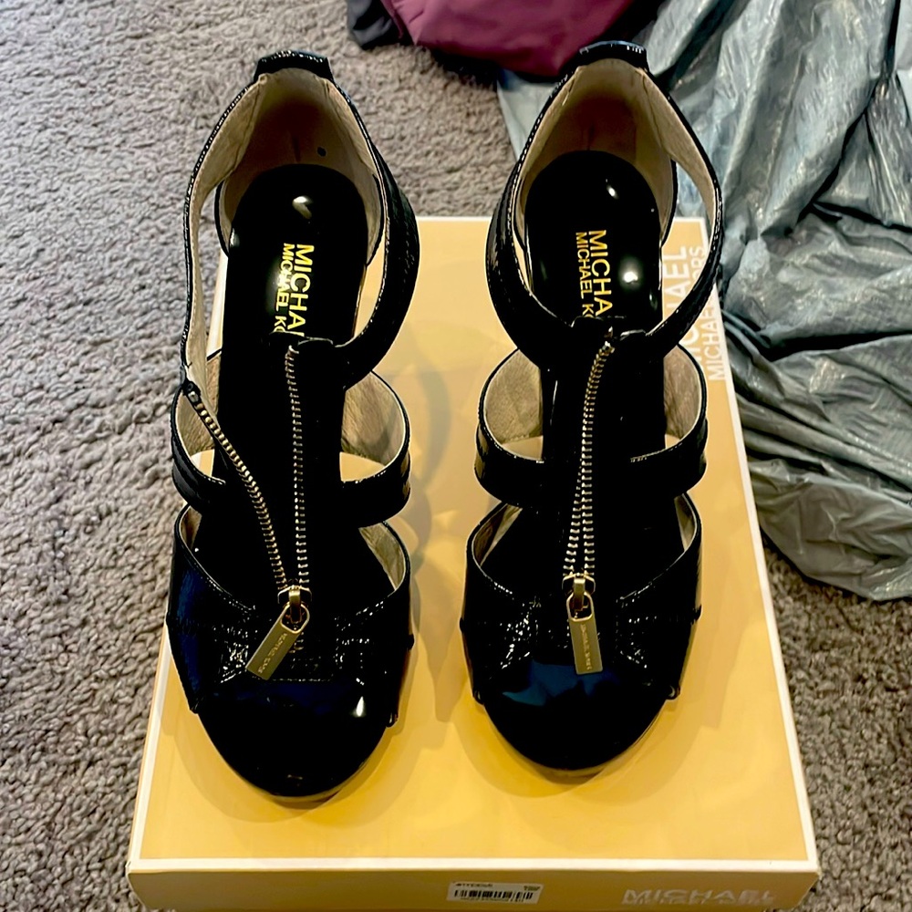 Michael Kors Berkeley T strap size 7.5